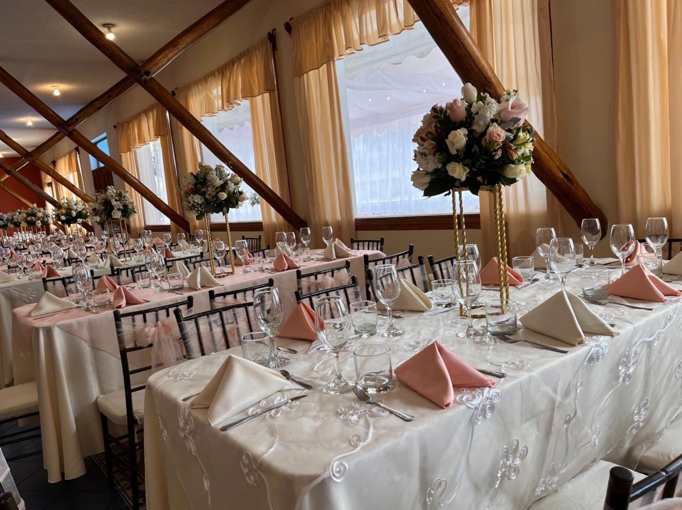 Salón preparado para una celebración