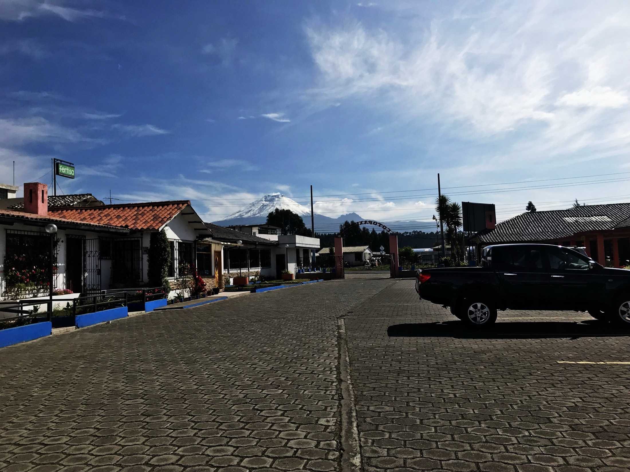 Patio de la hostería con el volcán Cotopaxi al fondo