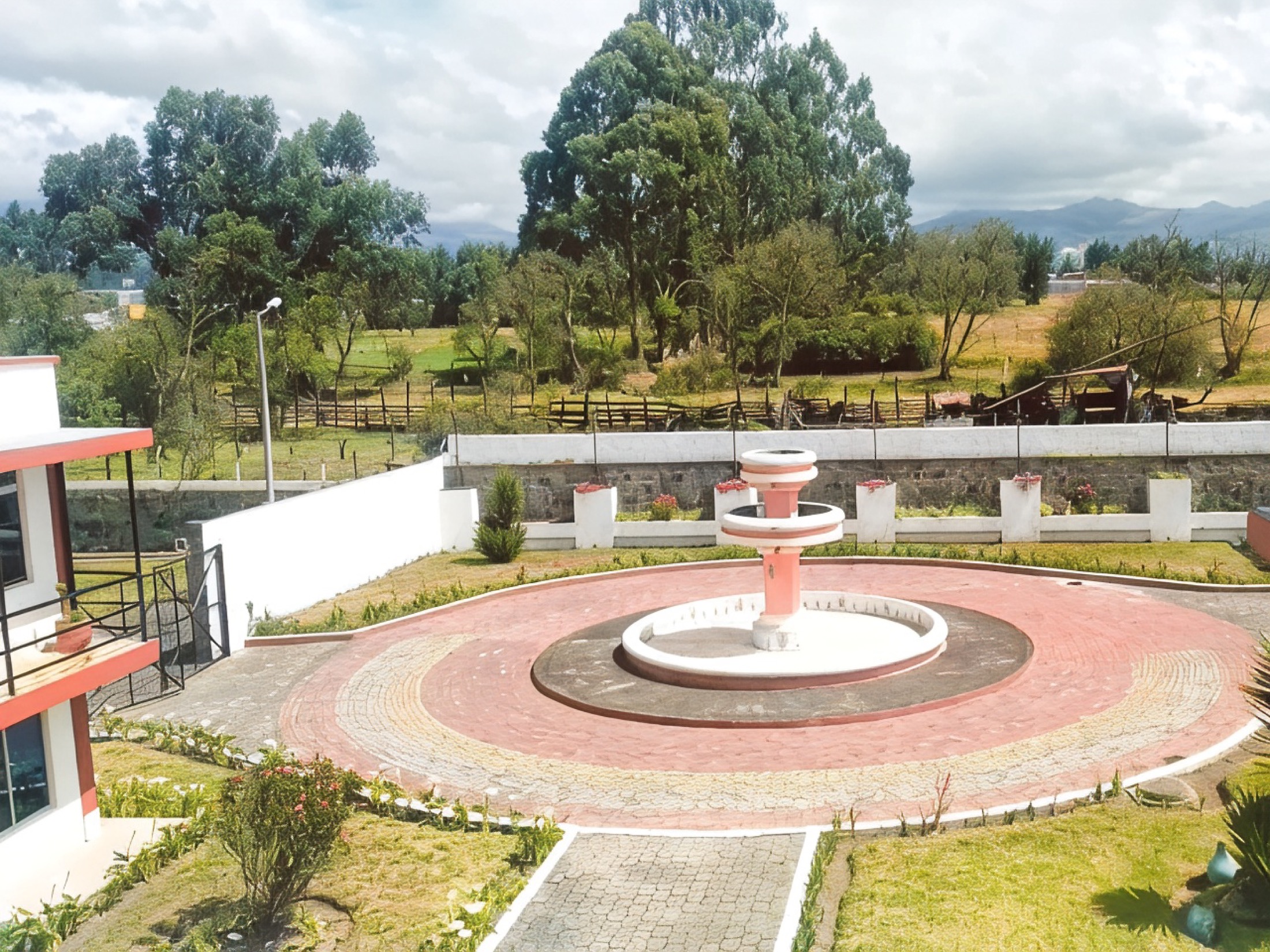 Jardines y fuente de la hostería