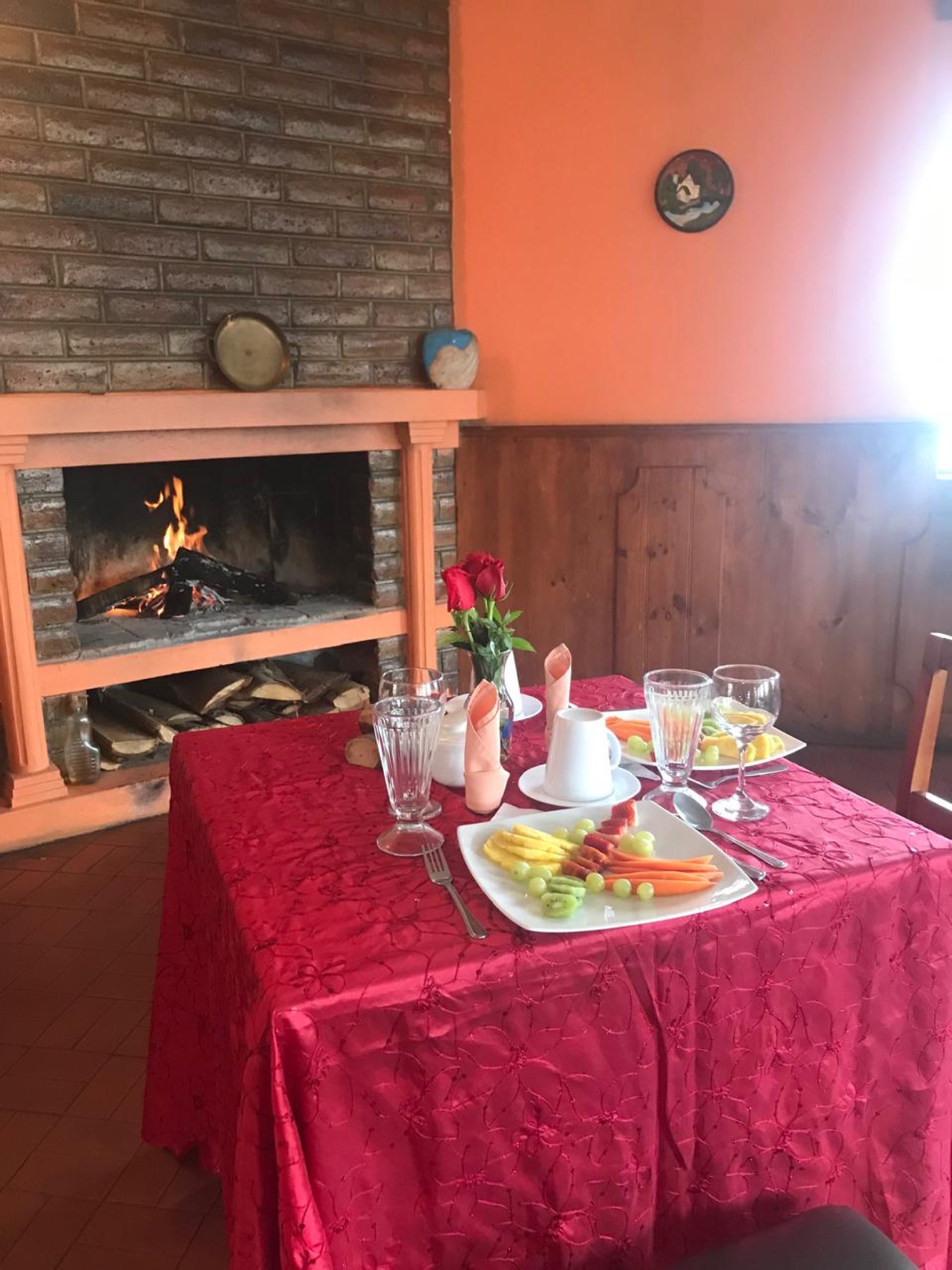 Mesa junto a la chimenea del restaurante